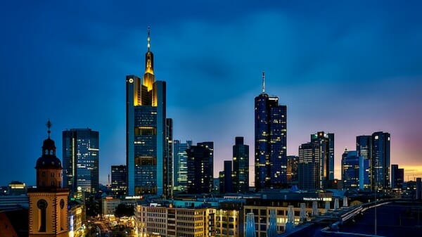 alexander-weipprecht-und-dr-julian-hosp-im-expertengespraech-bei-word-of-trading