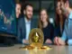 ethereum-zieht-kapital-an-und-bleibt-fuehrend-bei-smart-contracts-und-institutionellen-investoren
